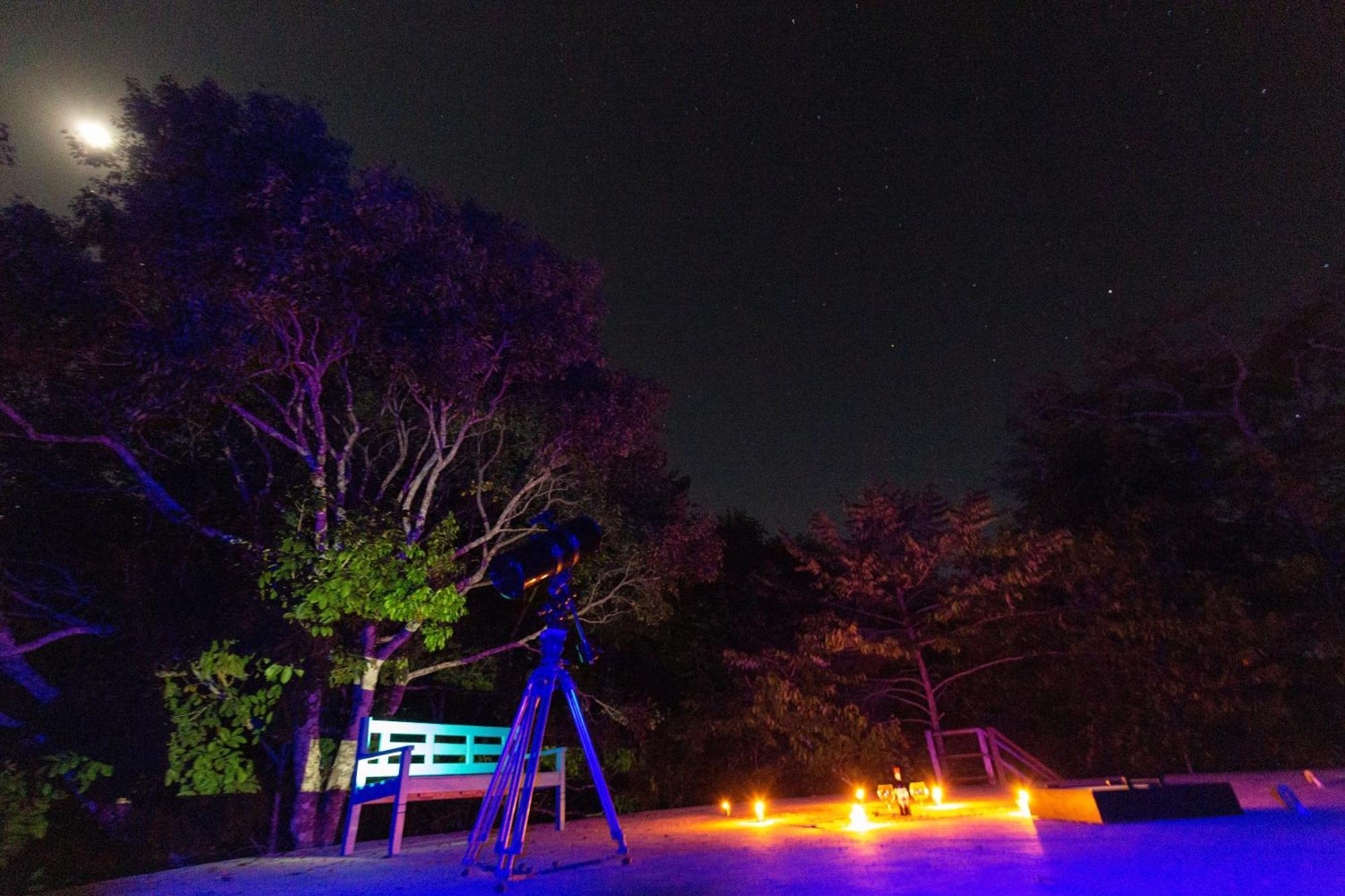 Floresta Encantada Telescopio,Fogueira, Riacho Chapada dos Guimarães Buitenkant foto